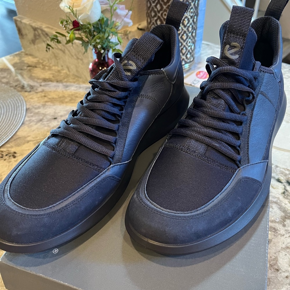 New never worn!  Mens Ecco leather lace up with suede trim, dark blue